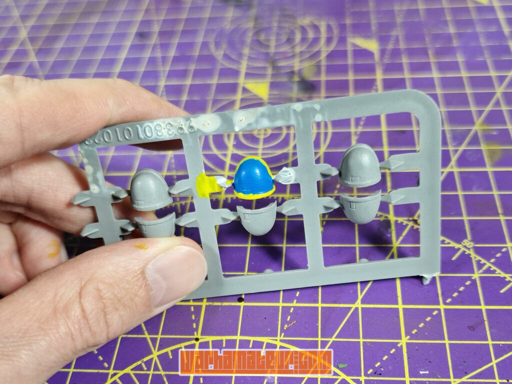Space Marine shoulder pad, painting on the sprue